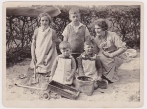 Else Weinthal mit Kindern der Familie Weinthal und van Geldern im Sandkasten